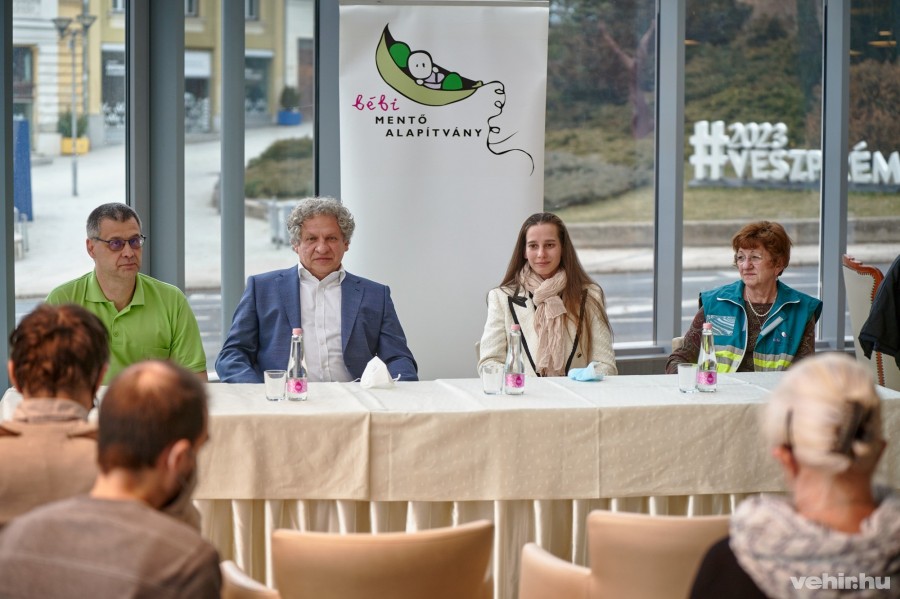 Bébi Koraszülött Mentő Alapítvány -Klimatizált gyermekosztály adományból a veszprémi Csolnoky Ferenc Kórházban
